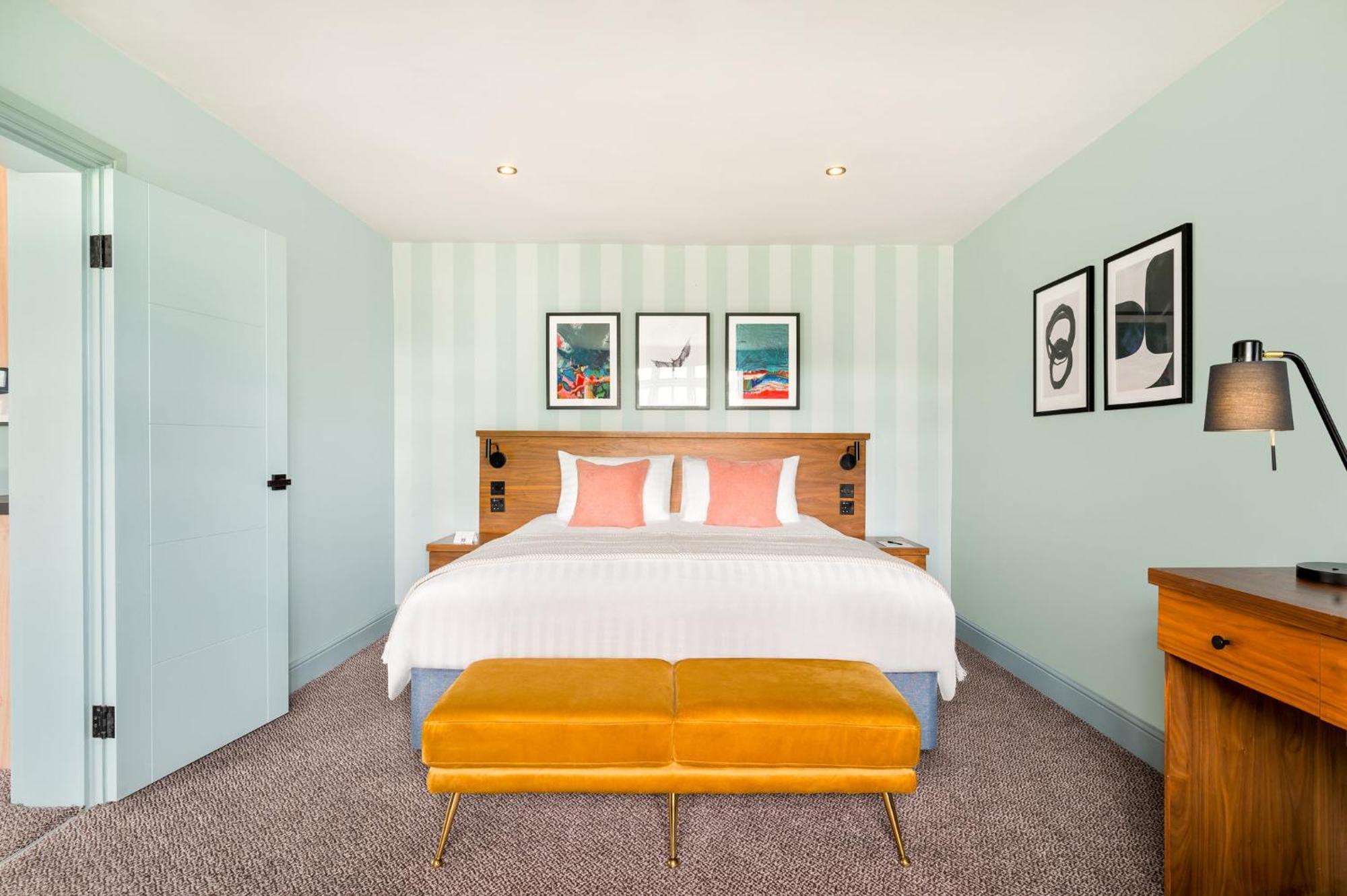 Voco Lythe Hill Hotel & Spa By Ihg Haslemere Exterior photo